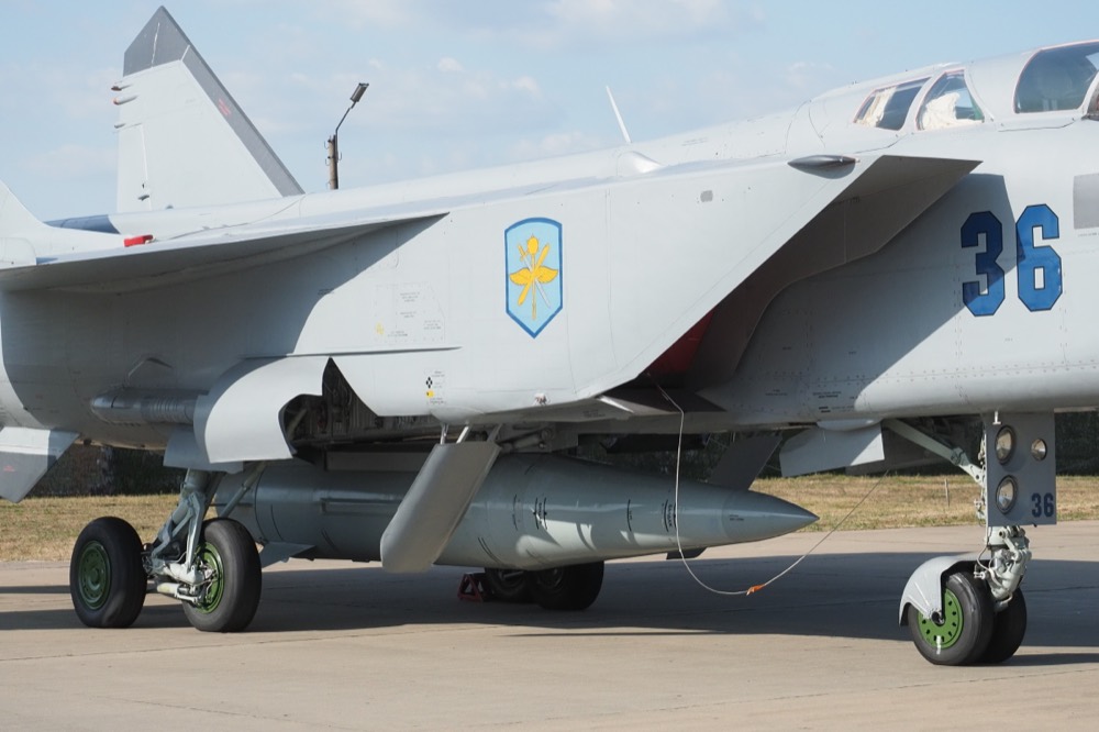 Навчальний макет ракети «Кинджал» під МіГ-31К на виставці